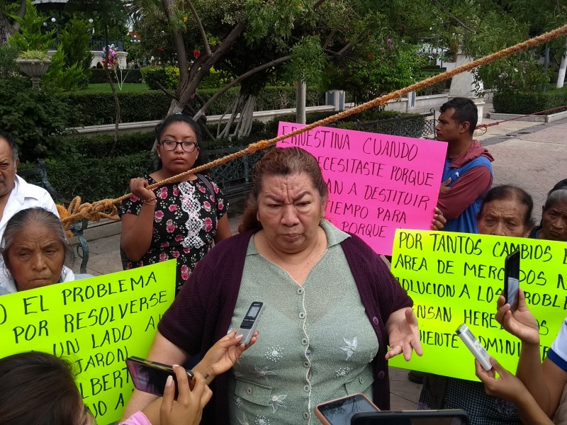 Comerciantes se manifiesta por problema en mercado municipal