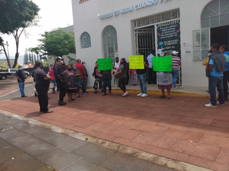 Comerciantes se manifiestan por problemas en mercados