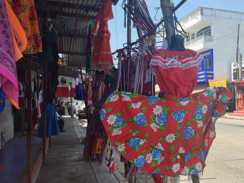 Comerciantes se preparan para las fiestas patrias