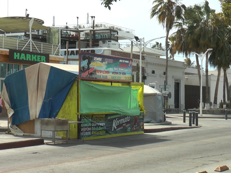 Comerciantes se quedan encerrados