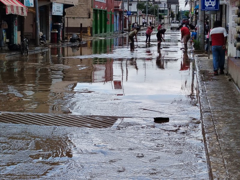 Comerciantes se suman a labores de limpieza en Tuxpan