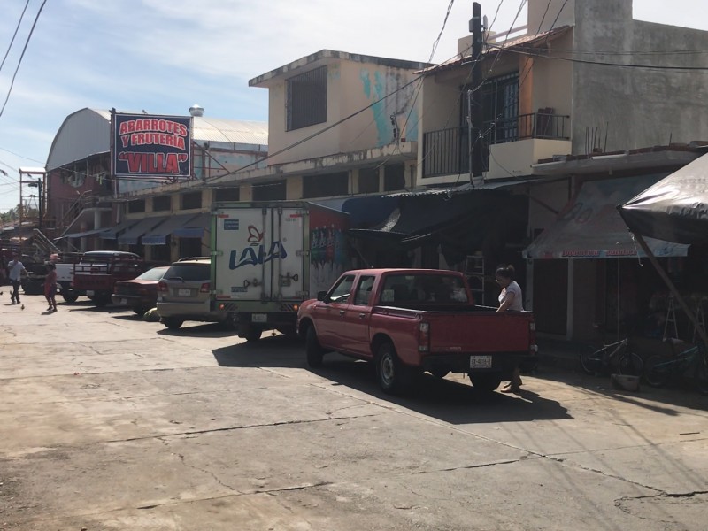 Comerciantes semifijos desalojan vialidad; se vuelven ambulantes