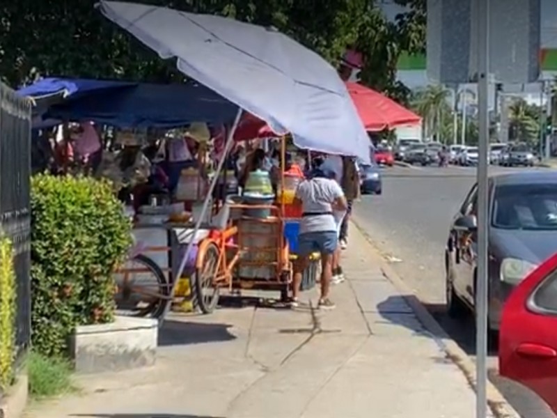 Comerciantes semifijos invaden banquetas afuera del IMSS Zihuatanejo