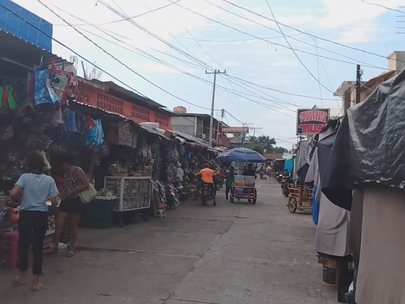 Comerciantes semifijos permanecen en vía pública de Petatlán