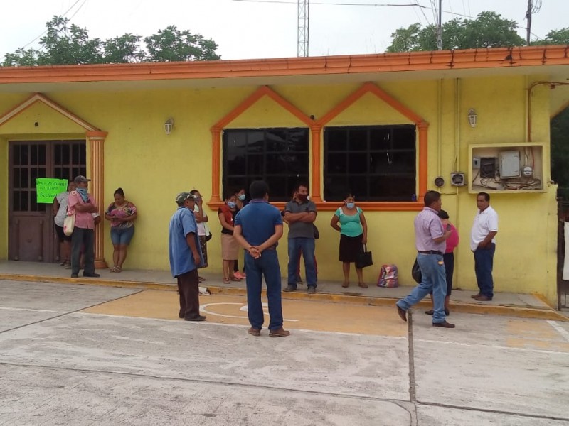 Comerciantes toman instalaciones de Palacio Municipal en Ixcatepec