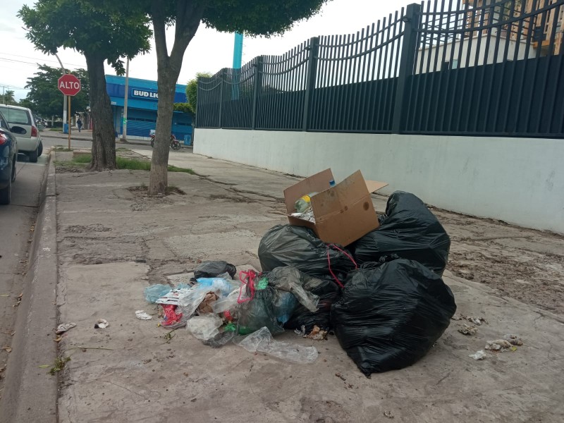 Comerciantes urgen al Ayuntamiento poner orden en recolección de basura