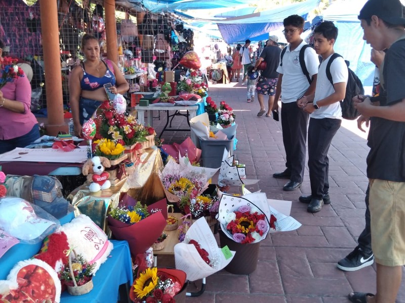 Comerciantes venden pequeños detalles; florerías reportan alza a las flores