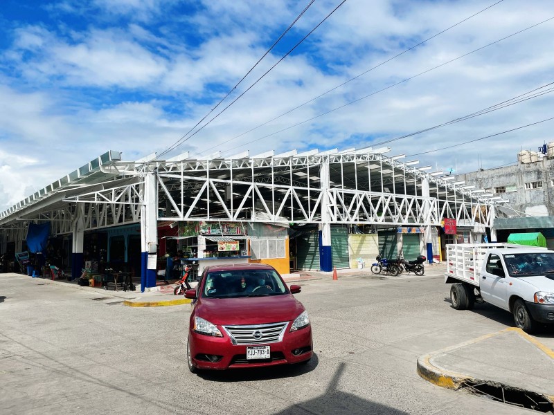 Comerciantes vigilan detalles de obra de rehabilitación de mercado