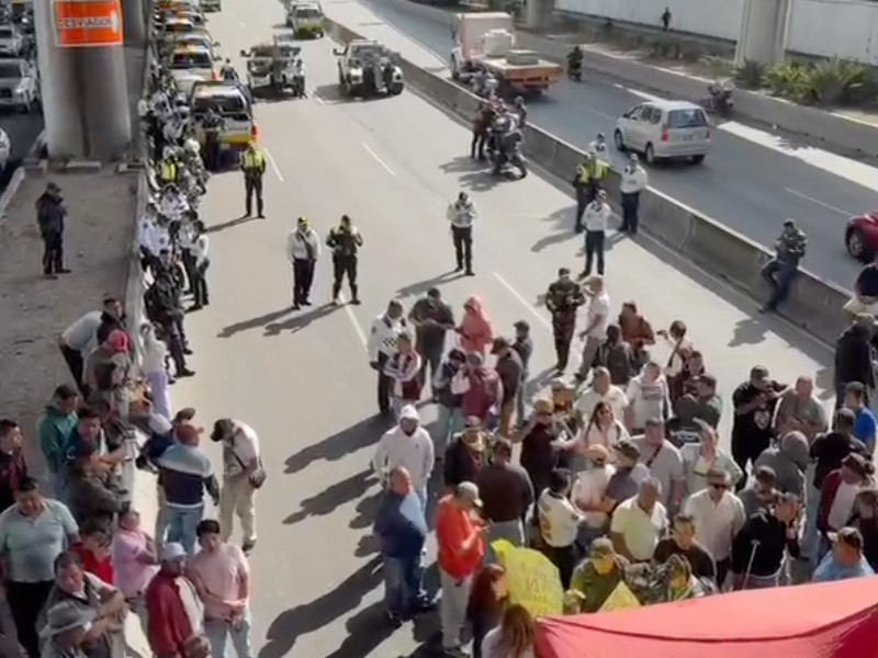 Comerciantes y transportistas paralizan autopistas del Edomex Comerciantes y transportistas paralizan autopistas del Edomex