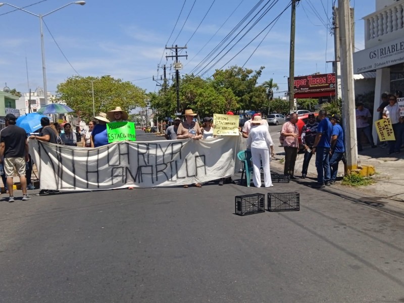 Comerciantes y vecinos se manifiestan en Mazatlán por línea amarilla