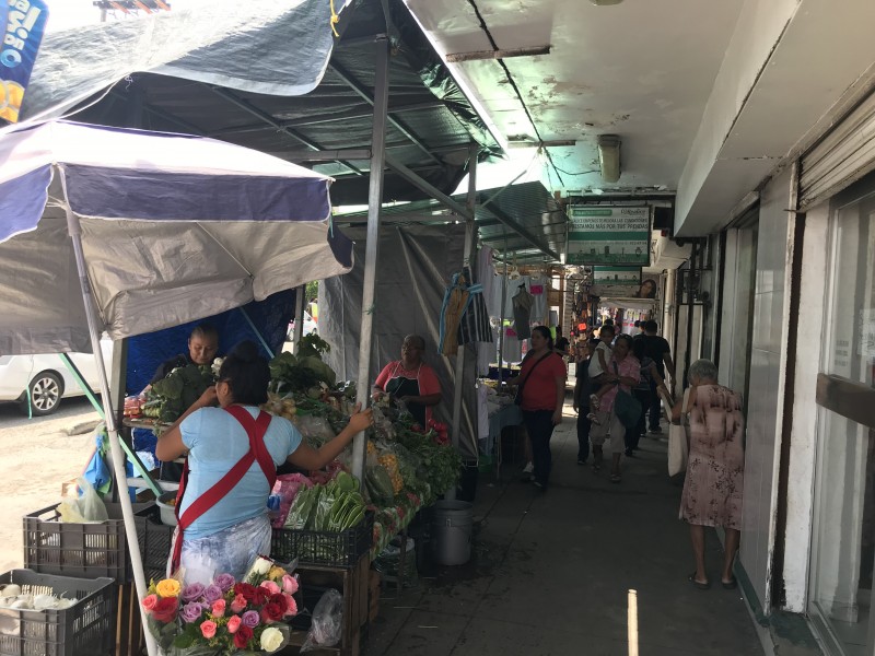 Comercio informal abarrota zona de mercados