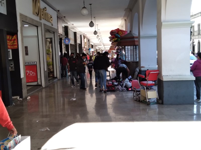 Comercio informal se apodera de Los Portales de Toluca