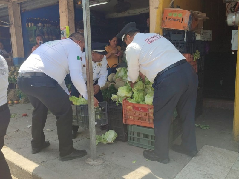 Comercio y Tránsito efectuaron operativo para liberar banquetas y vialidades