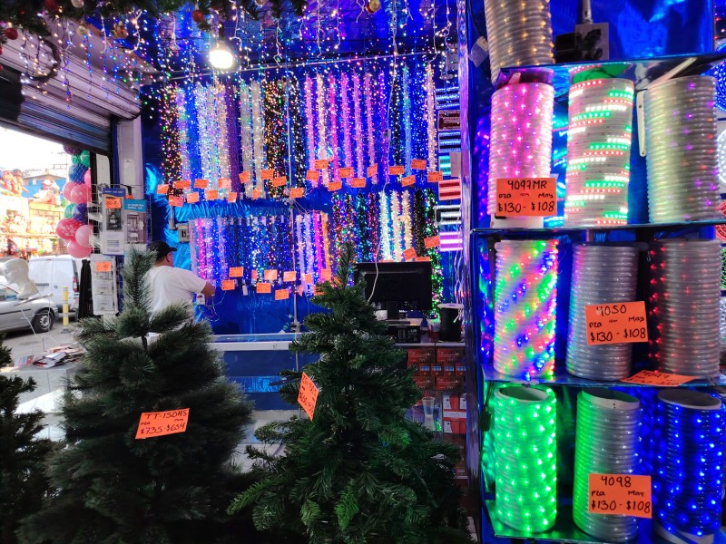 Comercios arrancan venta navideña tras Día de Muertos