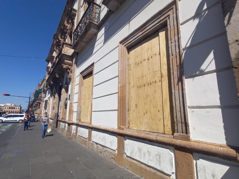 Comercios de Morelia blindan puertas y ventanas ante marchas feministas