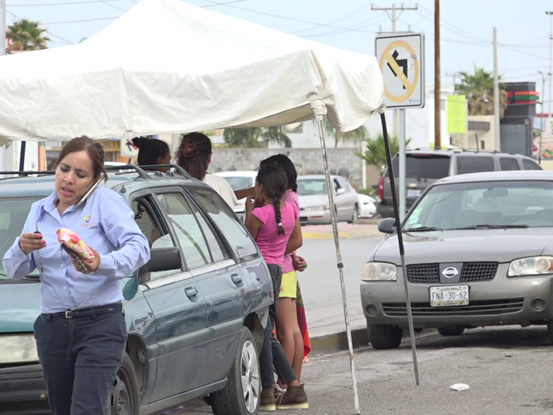 Comercios generan caos vial en colonias de Torreón