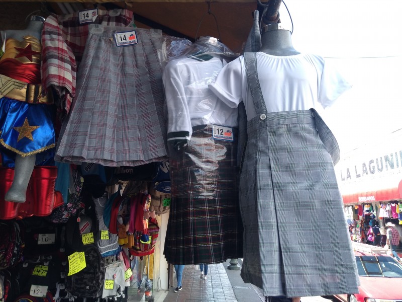 Comercios registran bajas ventas de uniformes escolares