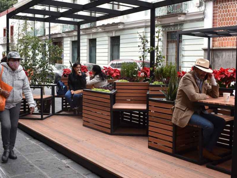 Comercios se adueñan de parklets públicos en el centro histórico