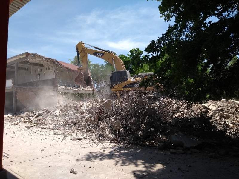 Comienza demolición de escuelas