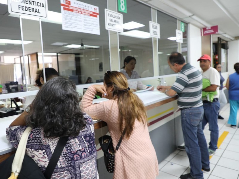 Comienza dispersión tardía de pagos a maestros