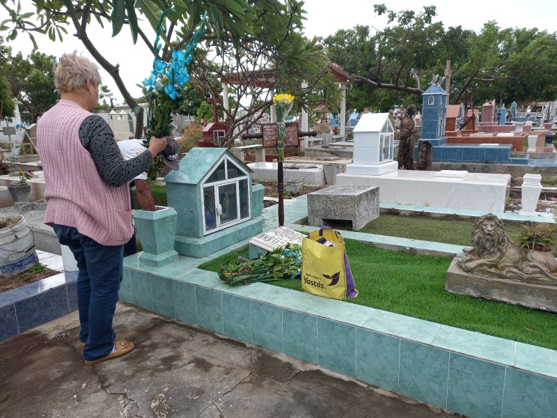 Comienza el arribó de visitantes a panteones de Veracruz