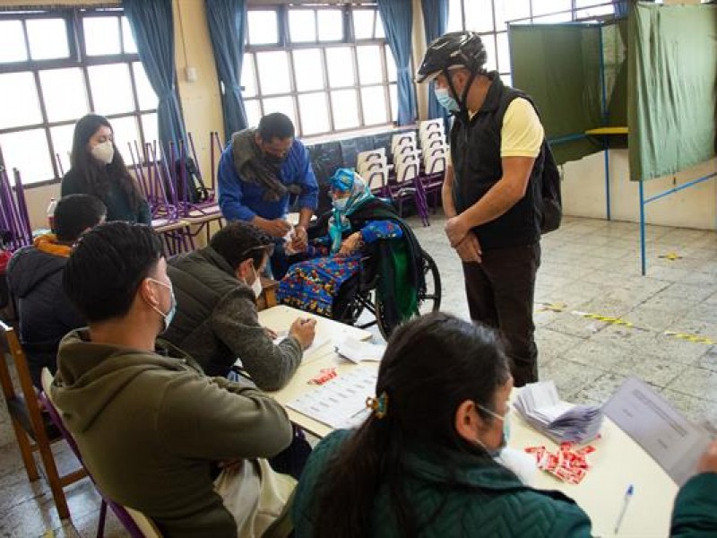Comienza el conteo de votos de plebiscito constitucional en Chile