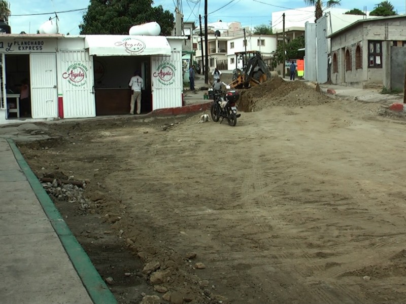 Comienza obra de pavimentación frente al mercado municipal
