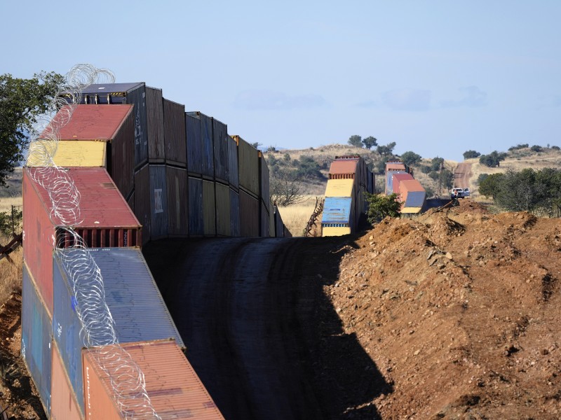 Comienza remoción de contenedores en la frontera con EEUU