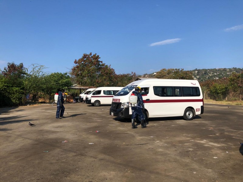 Comienza sanitización del transporte público en Zihuatanejo