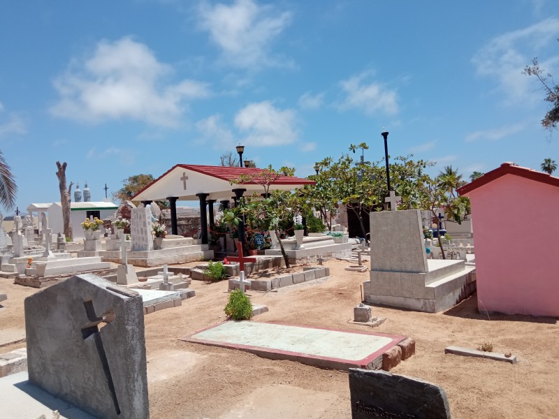 Comienza servicios públicos a limpiar cementerios municipales