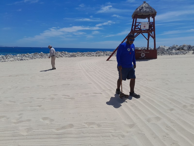 Comienza Zofemat a realizar labores de limpieza fina en playas