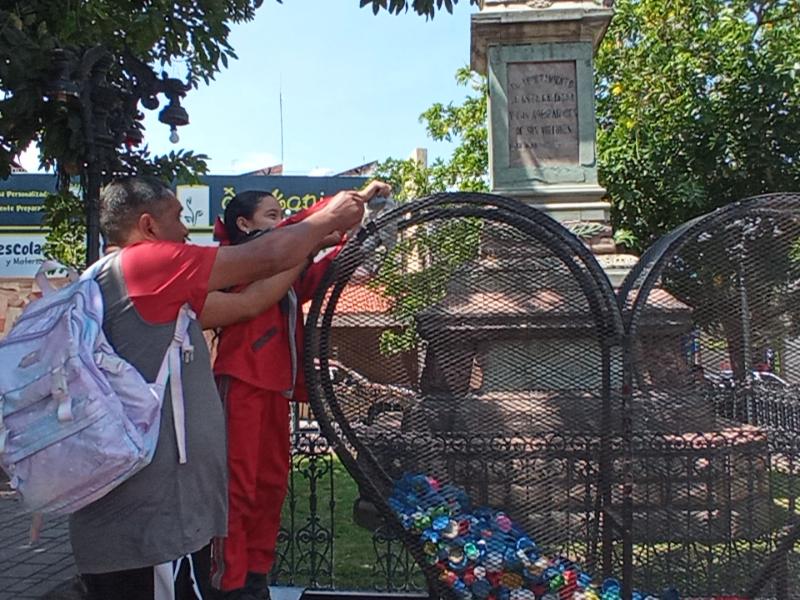 Reciclaje y apoyo: depositan tapitas de plástico en La Piedad