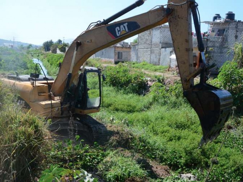 Comienzan a desazolvar canales pluviales en Tepic