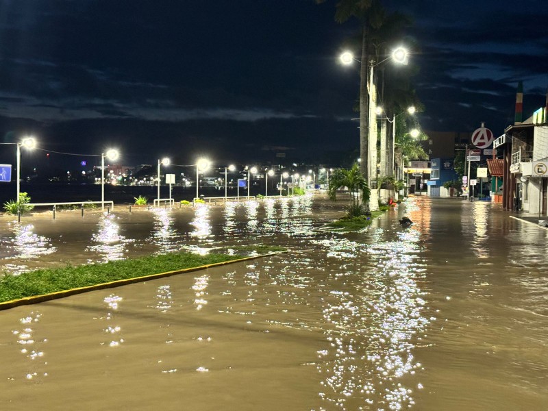 Comienzan a evacuar a familias del centro de Tuxpan