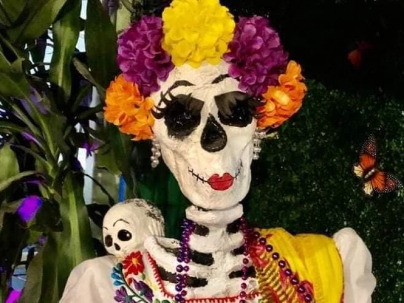 Comienzan elaboración de catrinas para Día de Muertos en Tuxpan