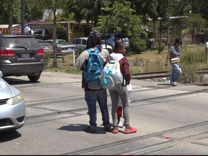 Comienzan migrantes a quedarse varados por paro del tren