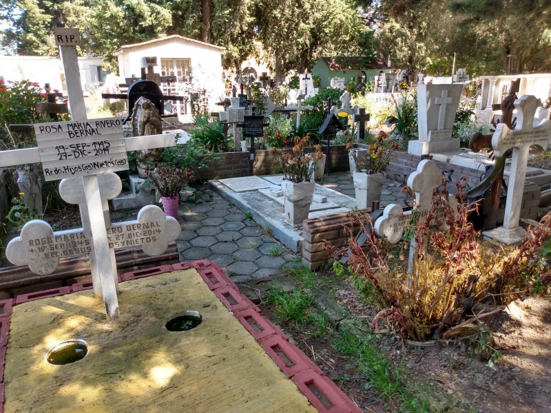 Comienzan preparativos en panteones para día de muertos