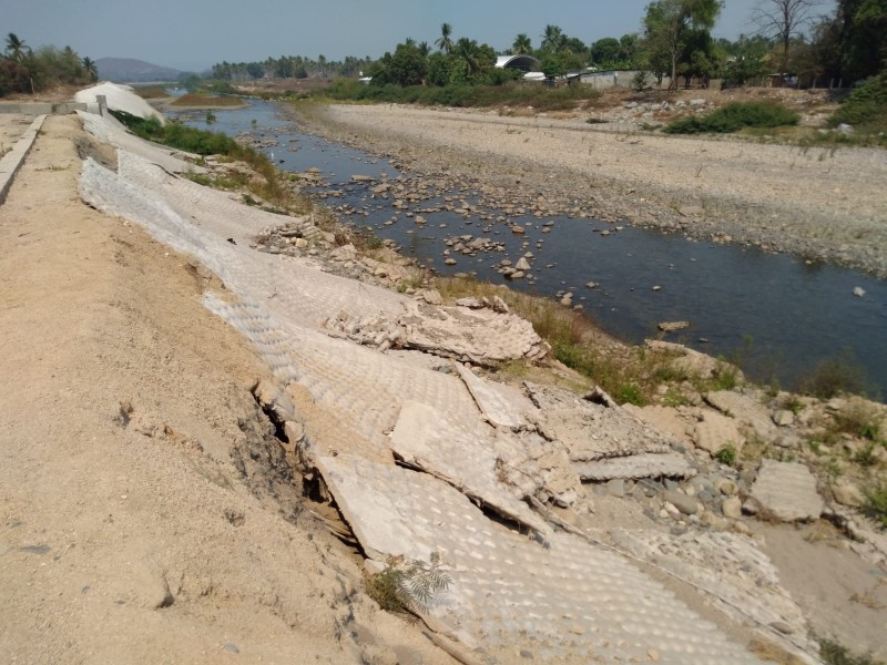 Comienzan reconstrucción del bordo de río en Petatlán