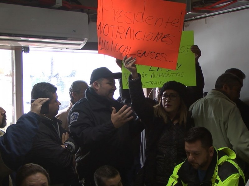 Comisario intenta poner orden de manifestantes; Cabildo...