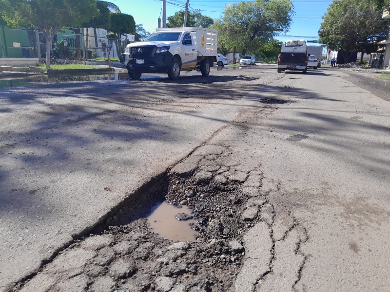 Como cartera de huevo quedó la calle Degollado