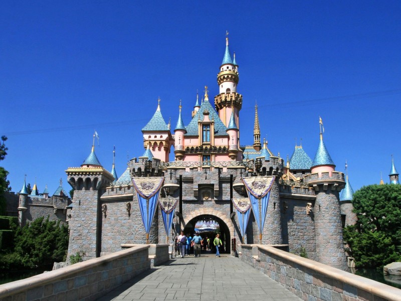 Como centro de vacunación Covid-19, Disneyland reabre sus puertas
