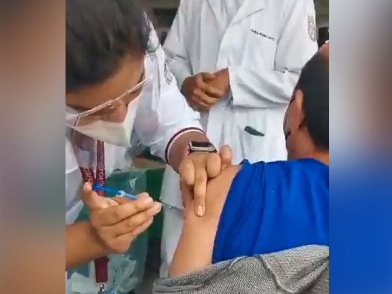 Como error, califican el acto de no vacunar a abuelitos