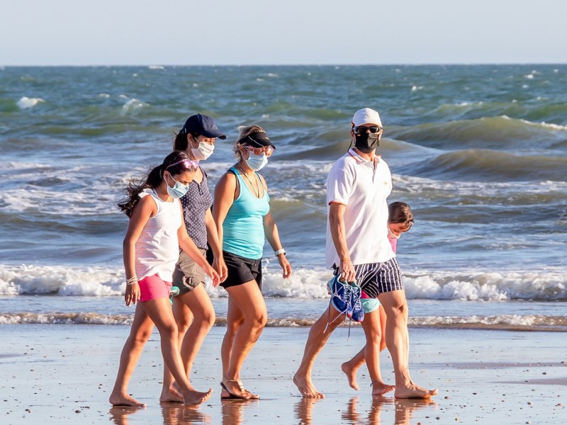 ¿Cómo evitar contagios de COVID-19 en la playa?