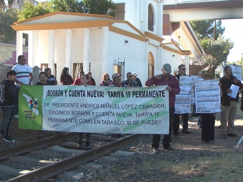 Como medida de presión para CFE bloquean tren...