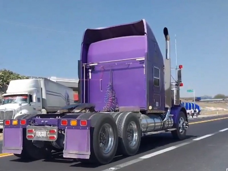 Como parte del paro nacional, camioneros bloquean carretera Cuacnopalan-Oaxaca