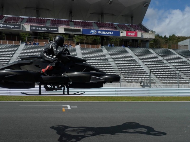 Compañía japonesa presenta futurista moto voladora