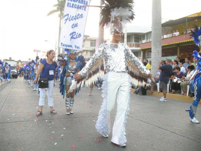 Comparseros se preparan para el Carnaval de Tuxpan