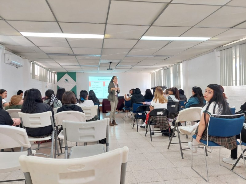Comparte Instituto Municipal de la Mujer pláticas con alumnas