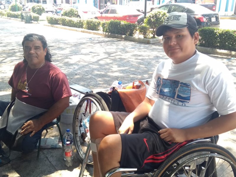 Comparten técnicas de manejo de silla de ruedas