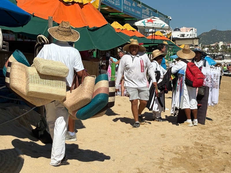 Competencia desleal en Cabo San Lucas impacta económicamente a vendedores regulados